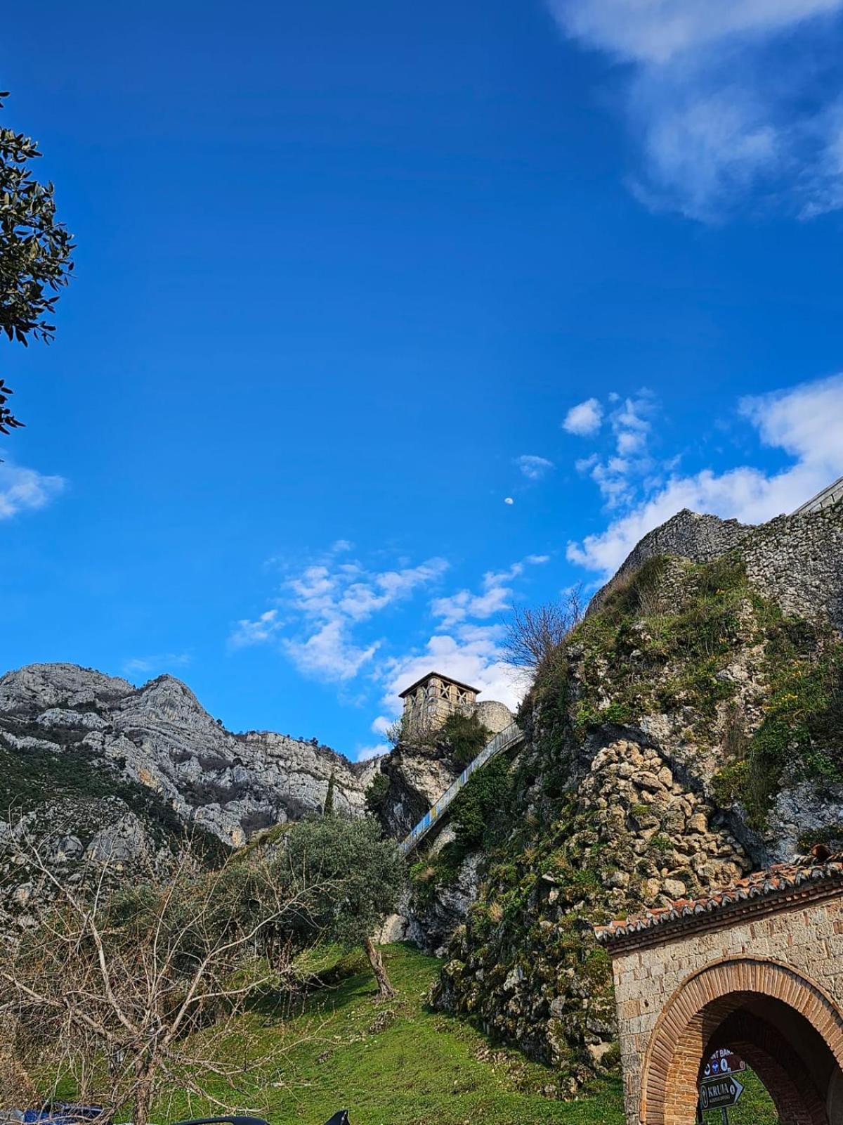 מלון Krujë Castle - Inside,Voga Guesthause מראה חיצוני תמונה