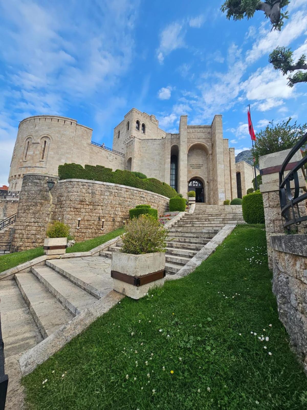 מלון Krujë Castle - Inside,Voga Guesthause מראה חיצוני תמונה
